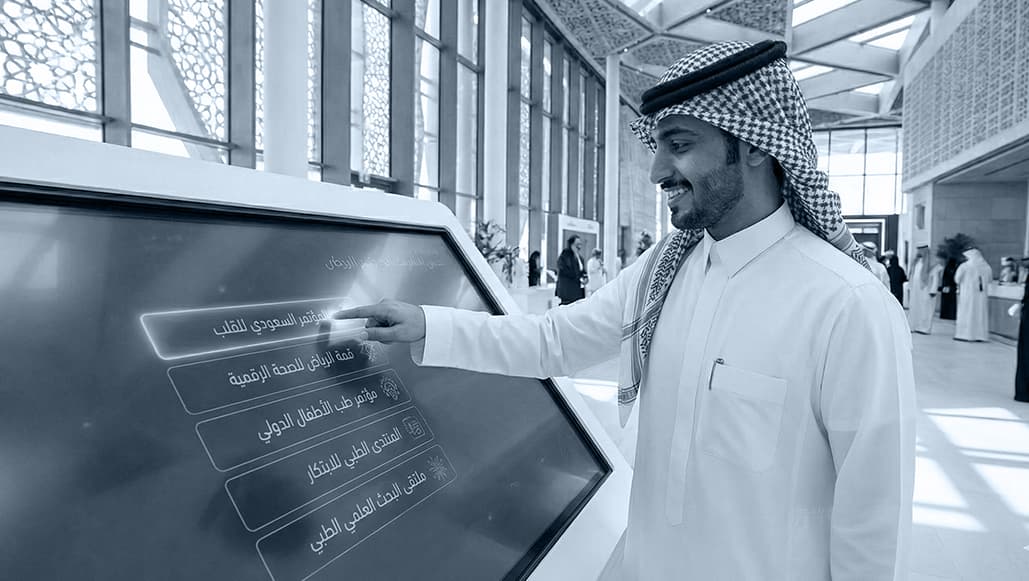 محترف يستخدم شاشة تفاعلية